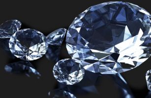 A gyémántot nagyon sok legenda és vélt vagy valós tudás övezi, melyek között igyekszünk rendet teremteni. Hogy mi az a 4C? Milyen gyémánt csiszolási formák vannak? Gyémánt ékszer útmutató